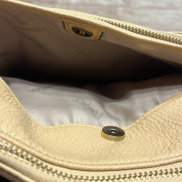 Calvin Klein Soft Pebbled Tan Leather Shoulder Bag with built in wallet - Picture 9 of 14